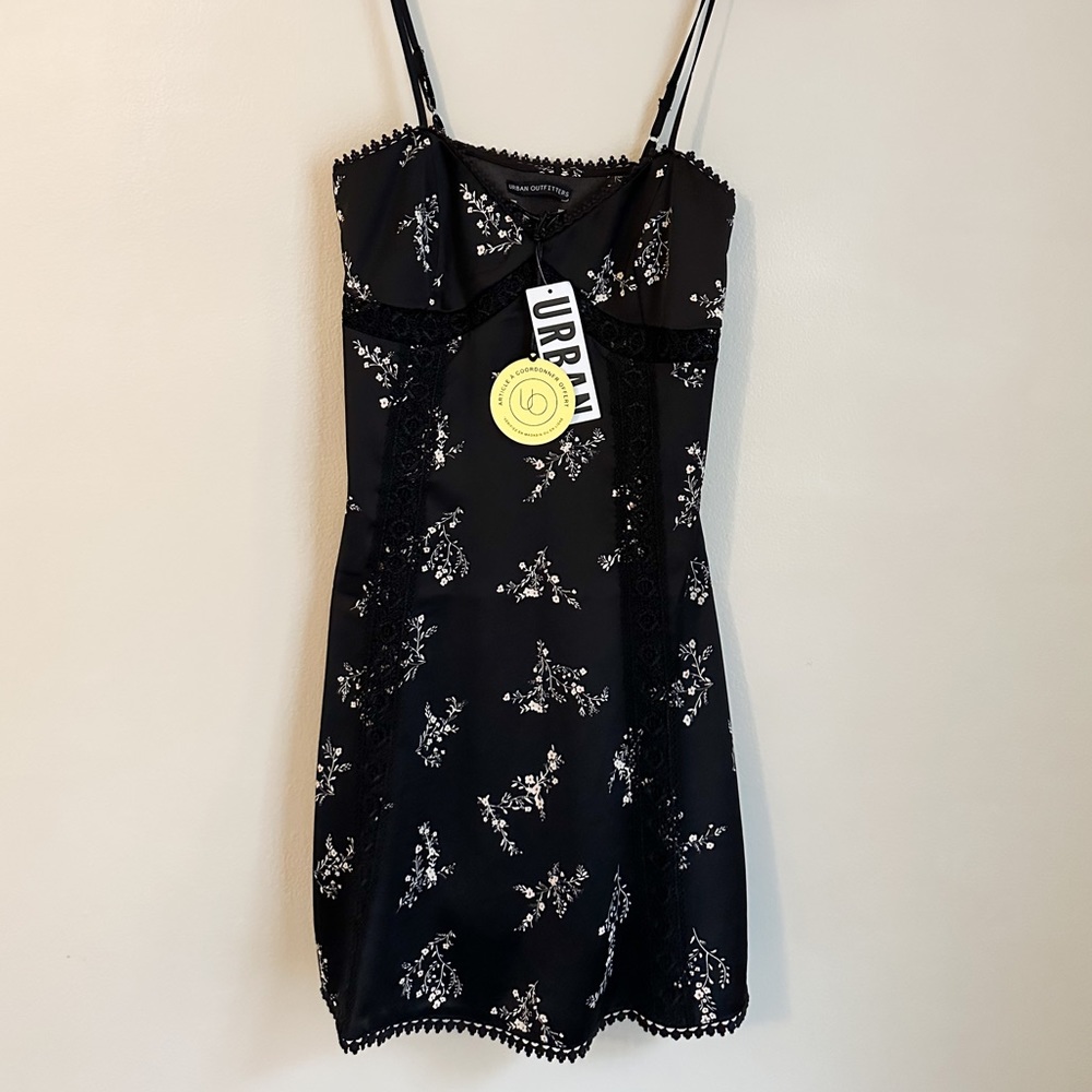 BLACK LACE FLORAL DRESS WITH LACE AROUND BUST